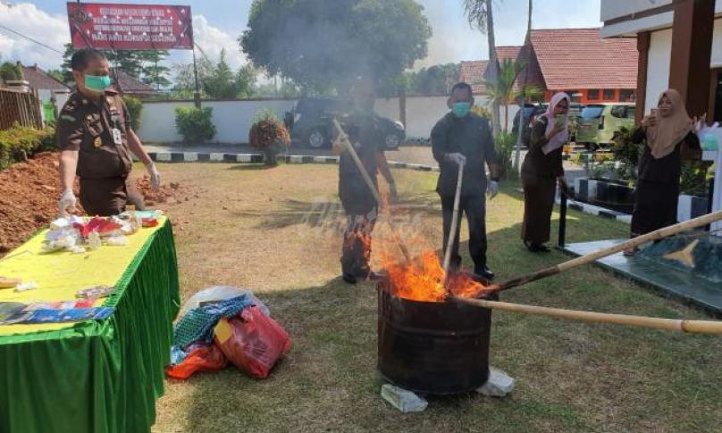 Kejari Luwu Utara memusnahkan dengan membakar Barang Bukti (Inkracht) 