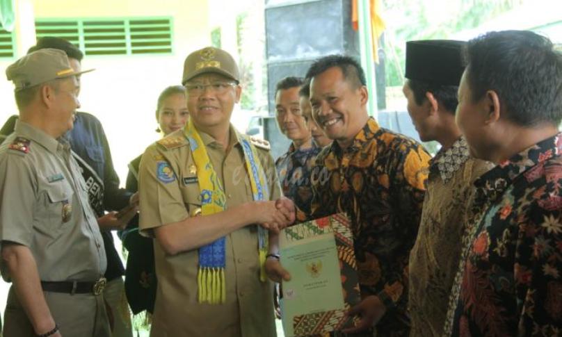 Penyerahan Sertifikat Redistribusi Tanah Tahun 2019 Sebanyak 2213 Persil oleh Gubernur Bengkulu Rohidin Mersyah kepada warga penerima, di Halaman SD Negeri 123 Desa Pukur, Kecamatan Air Napal Kabupaten Bengkulu Utara, 17/12.