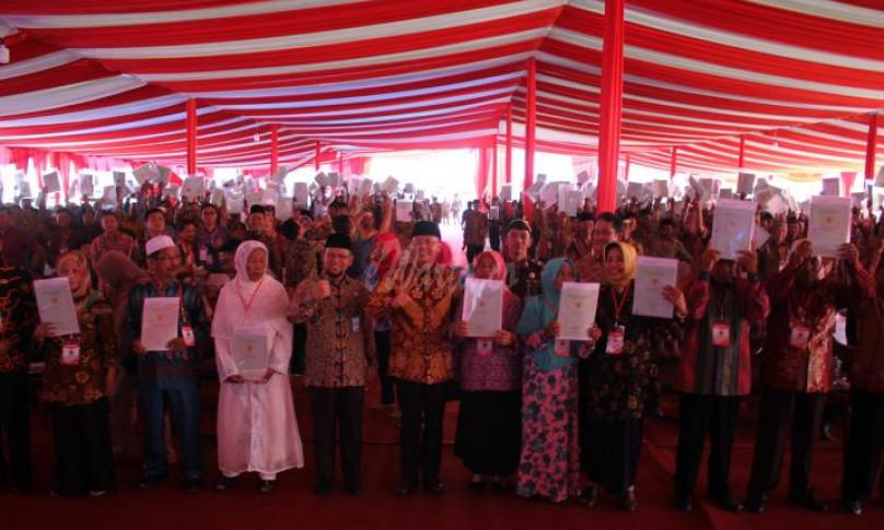 Sumringah, puluhan tahun menanti akhirnya ratusan warga Kampung Nelayan terima sertifikat.