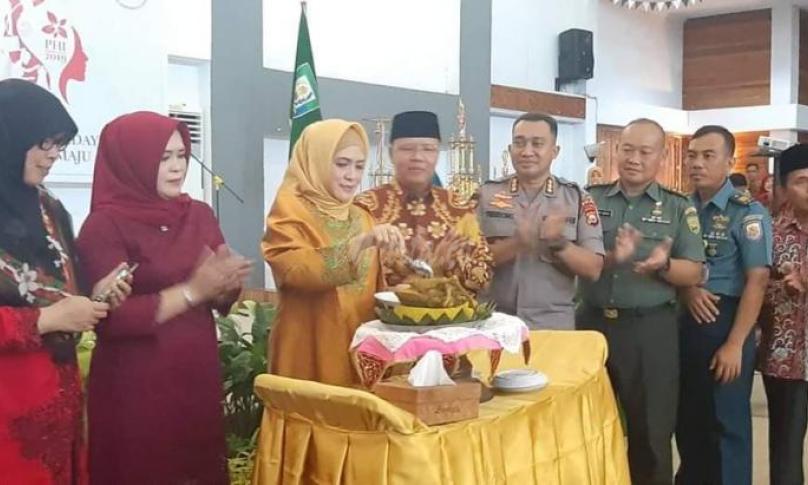 Ketua TP PKK provinsi Bengkulu, Derta Wahyulin mendapatkam surprise dari anggota TP PKK di hari Ulang Tahun.