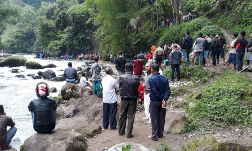 Bus Sriwijaya masuk jurang, terlihat kepolisian, Tim Basarnas dan relawan lakukan evakuasi korban masih dilakukan, Selasa (24/12).