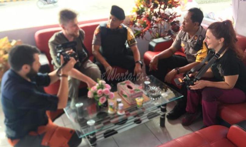 Kabag Ops Polres Rejang Lebong, AKP Margopo saat mengintrograsi ke tiga WNA asal Polandia, Kamis (26/12).