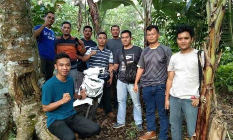 Anggota menemukan sepeda motor korban pembegalan di tengah kebun pisang.