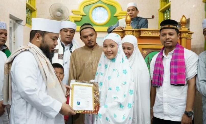 Keluarga Tina, Mualaf satu keluarga mendapatkan bantuan sedekah Walikota, Wawali dan jamaah sholat Subuh.