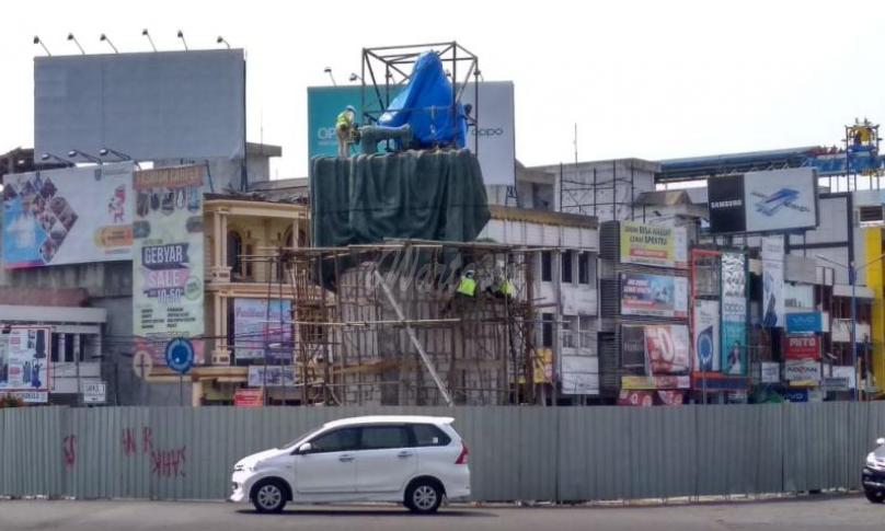 Foto monumen Fatmawati di Simpang Lima Kota Bengkulu.