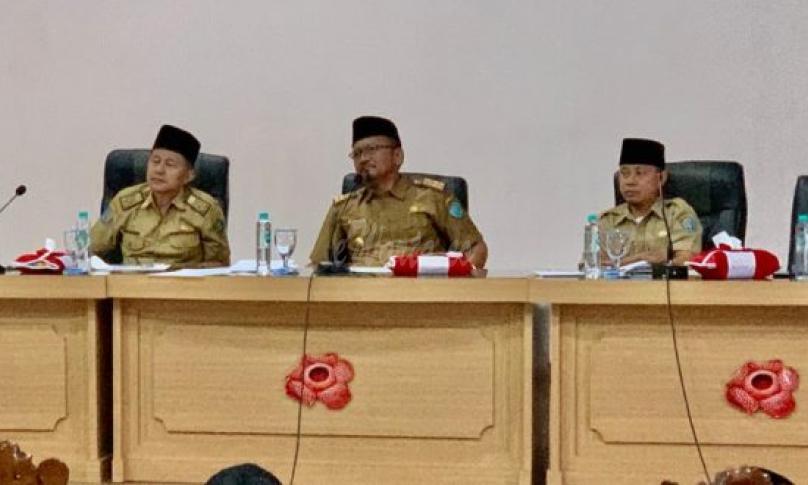 Sesda pimpin rapat evaluasi pencapaian dana Lurah dan Camat, di Ruang Hidayah kantor Walikota Bengkulu. Selasa (7/01/2020).