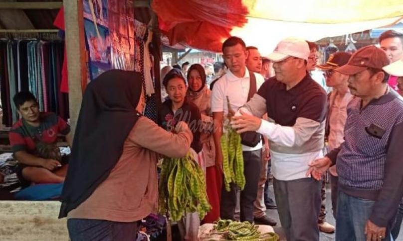 Gubernur Bengkulu Rohidin Mersyah sempatkan membeli sayuran.