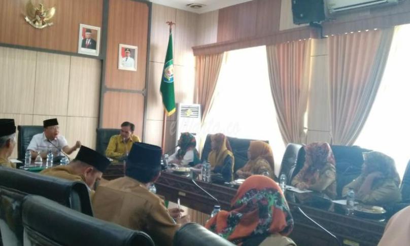 Gubernur menerima kunjungan Puluhan Guru Honorer 35+