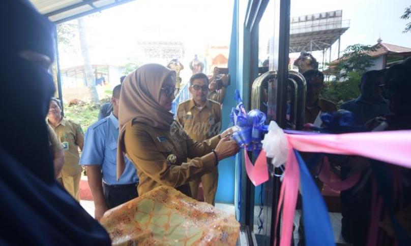 Pemotongan pita oleh Bupati Luwu Utara, Indah P Indriani.