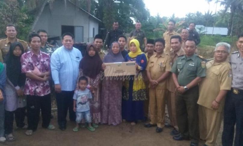 Bupati Choirul Huda menyerahkan bantuan logistik dan sembako kepada korban terdampak banjir dan kebakaran di Desa Rawa Mulya, Senin (13/1/2020).