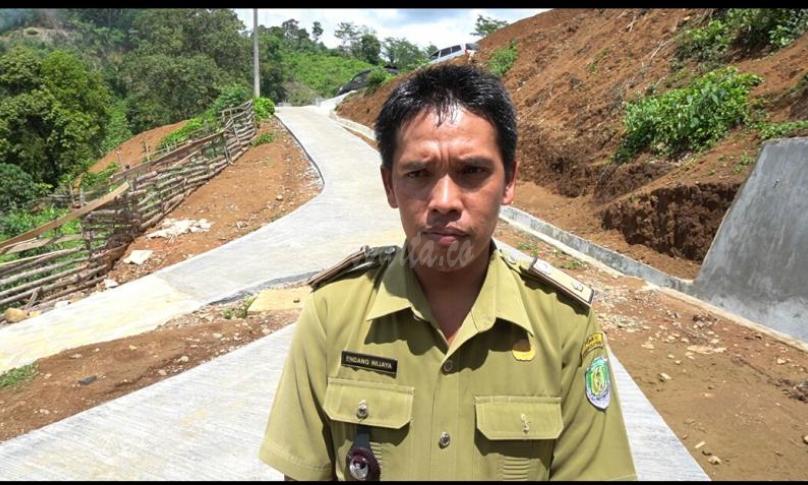Kepala Desa Batu Beriang Endang Wijaya, jalan mulus seperti ini kami diidam-idamkan sudah sejak lama. 