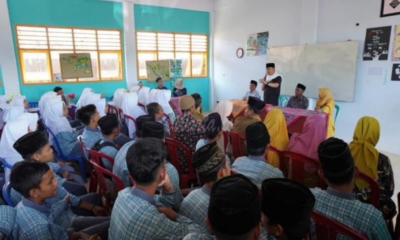 Gubernur Bengkulu Rohidin Mersyah meninjau pembangunan gedung Madrasah Aliyah Mambaul 'Ulum, Yayasan Al - Muttaqim,  di Desa Harapan Makmur, Kecamatan Pondok Kubang, Kabupaten Bengkulu Tengah, Selasa  (14/1/2020).
