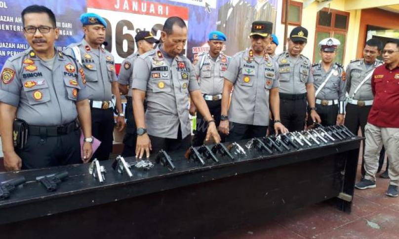 Polres Luwu Utara lakukan pemeriksaan senjata api milik personil.