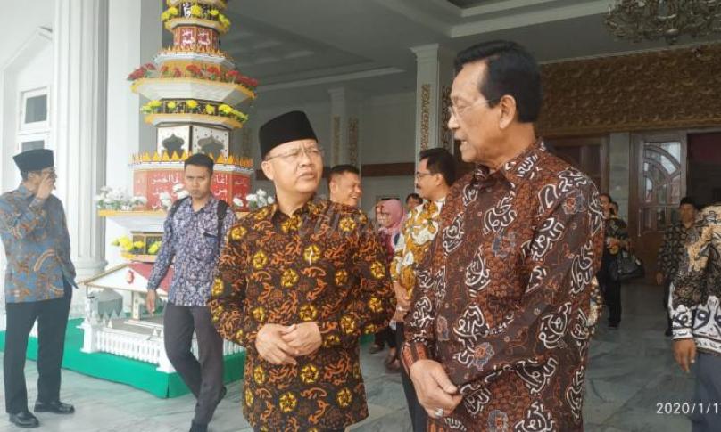 Gubernur Bengkulu sambut kedatangan Raja yang juga Gubernur Yogyakarta Sri Sultan Hamengkubowono X dan GKR Hemas.  