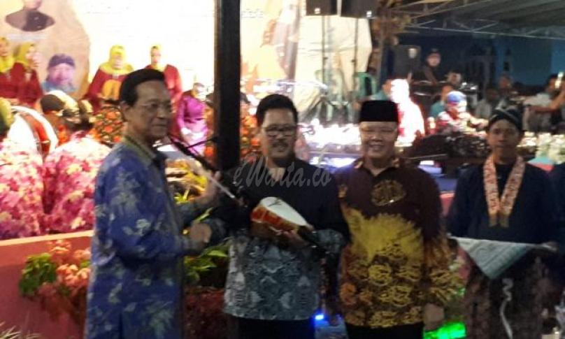 Penyerahan Bantuan Gamelan secara simbolis oleh Sri Sultan Hamengkubowono X kepada Ketua PMJB Dr. Yanto.