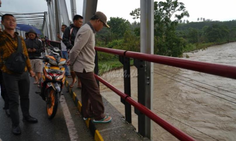 Gubernur Bengkulu Dr. H. Rohidin Mersyah tampak ikut memantau disepanjangan lokasi kejadian. 