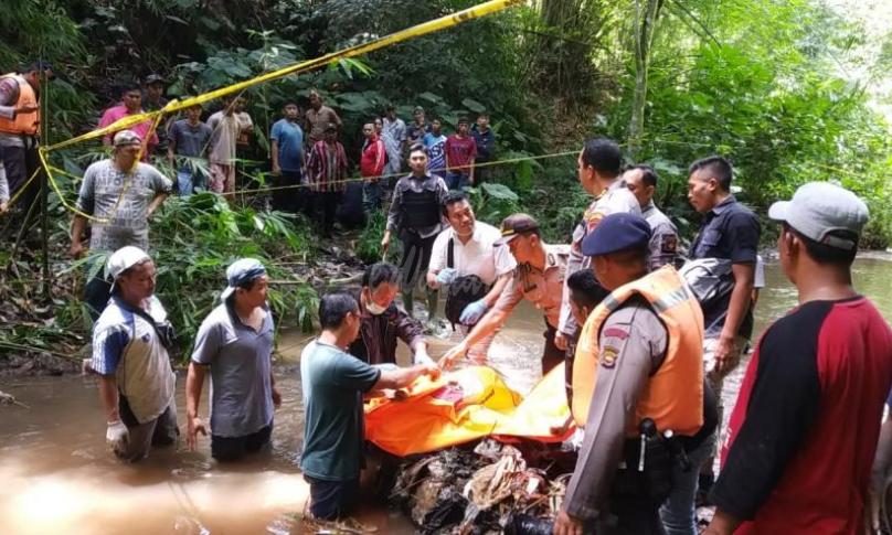 Penemuan tulang belulang diduga siswi cantik SMAN 2 Curup ditemukan dalam karung di seputaran sungai air merah oleh Tim Gabungan dan Relawan.