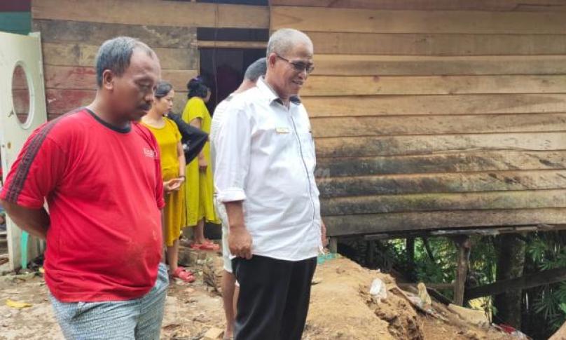 Camat dan Kapolsek Lubuk Pinang langsung turun ke lokasi warga korban tanah longsor.