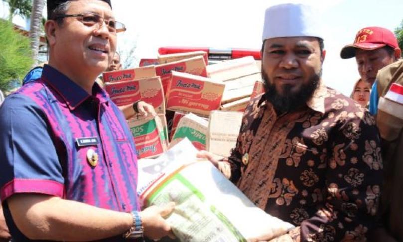 Walikota Bengkulu, H. Helmi Hasan, SE menyerahkan bantuan sembako diterima langsung oleh Bupati Seluma, H. Bundra Jaya.