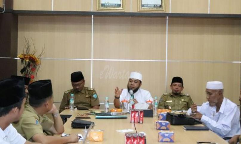 rakor soal evaluasi dana kelurahan, HD clean, program masjid buka 24 jam dan pengangkatan anak yatim bersama Walikota, Senin (6/1)