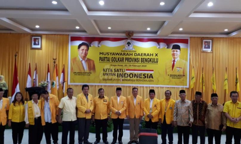 Kader Golkar provinsi Bengkulu berswafoto bersama.
