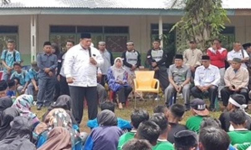 Bupati Mukomuko, Choirul Huda saat menghadiri HAB Kemenag ke- 74 terlihat antusias dan semangat siswa-siswi ikuti rangkaian perlombaan yang di adakan.