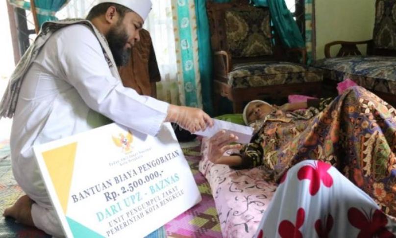 Kunjungi warganya yang sakit, Walikota Bengkulu janjikan pengobatan ditanggung pemkot Bengkulu.