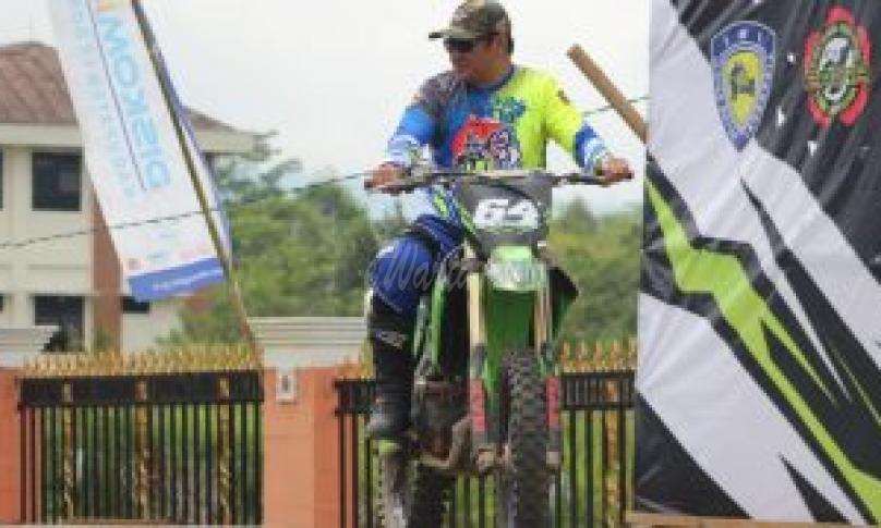 Bupati Rosjonsyah saat menjajal Motor Cross di ajang Trail Adventure.