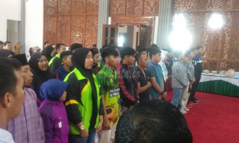 Bupati serahkan reword kepada atlet Mukomuko yang berprestasi.