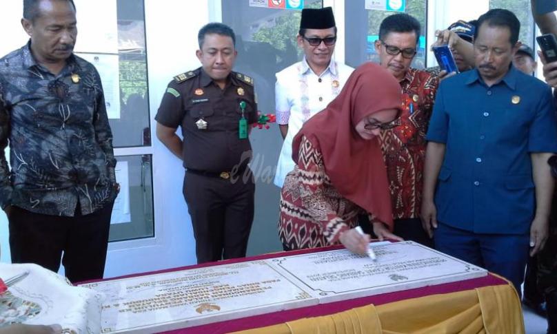 Bupati Lutra, Indah P Indriani menandatangani prasasti peresmian kantor Camat dan UPL PLKB.