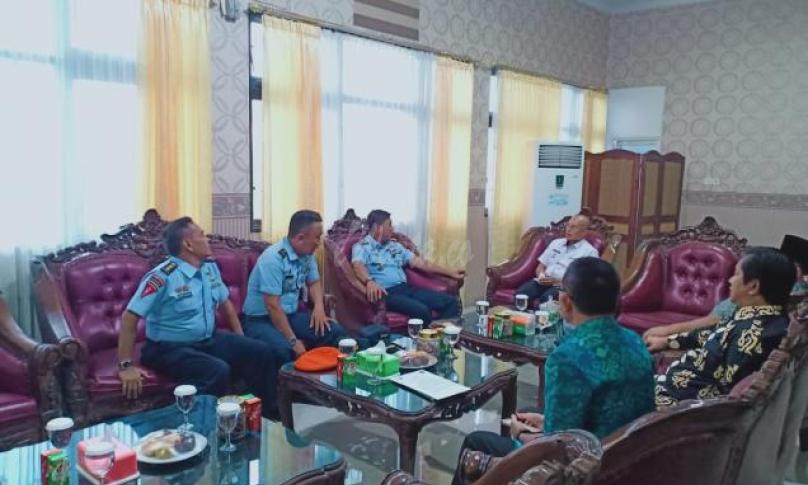 Bupati Bengkulu Selatan, Gusnan Mulyadi terima kunjungan Danlanud SMH Palembang.