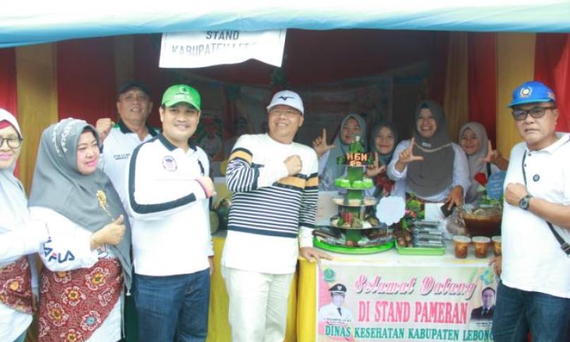 Didampingi Kepala Dinas Kesehatan provinsi Bengkulu, Herwan Anthoni Gubernur meninjau langsung stand pameran HKN.