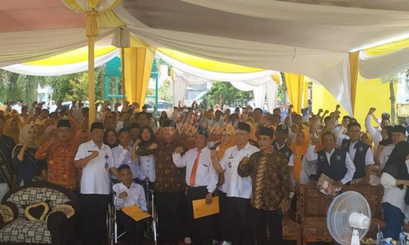 Gubernur Rohidin berswafoto bersama Ratusan GTT dan PTT di Kabupaten Seluma.