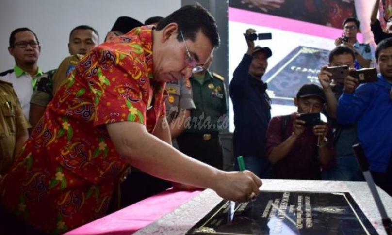 Bupati Rejang Lebong, H. Ahmad Hijazi menandatangani Prasasti peresmian GSG.