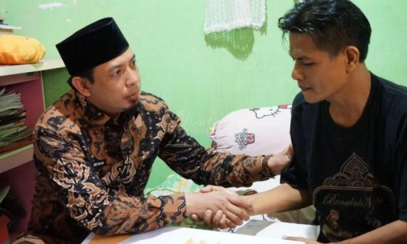 Dedy Wahyudi bersama Baznas Kota Bengkulu menjemput warga Kelurahan Penurunan, Kecamatan Ratu Samban, Mulyadi Bachtiar atau akrab disapa Dang Leman yang mengalami sakit komplikasi