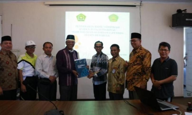 Penyerahan penghargaan WBK oleh Derektorat Jendral Pendidikan Islam.