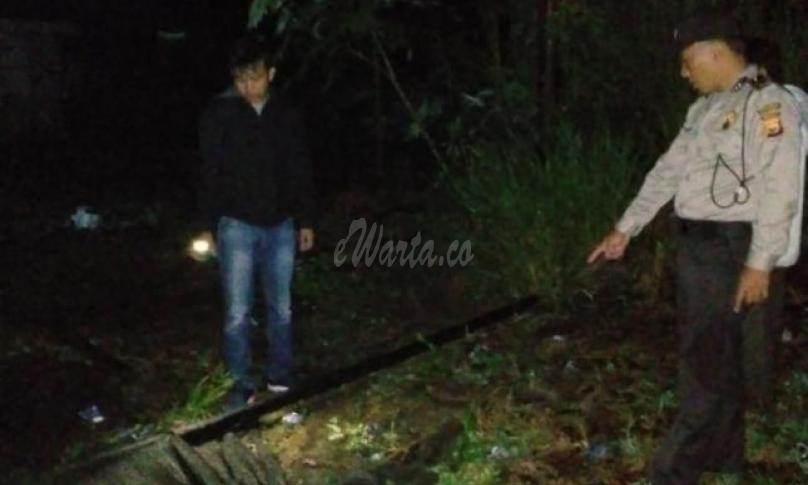 Petugas saat melakukan olah Tempat Kejadian Perkara.