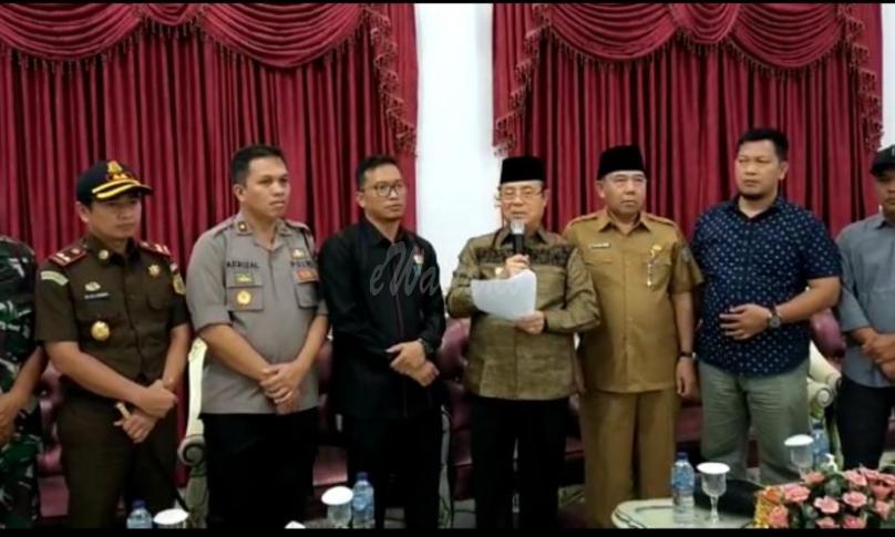 Bupati Seluma bersama Pimpinan dewan dan FKPD saat melaksanakan jumpa pers pada Senin (16/02/20).