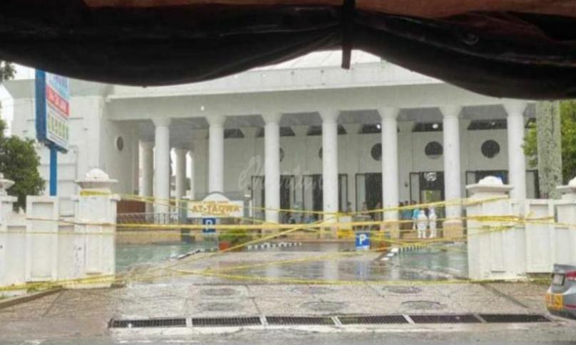 Masjid AT-TAQWA Kota Bengkulu di pasangi polisline.