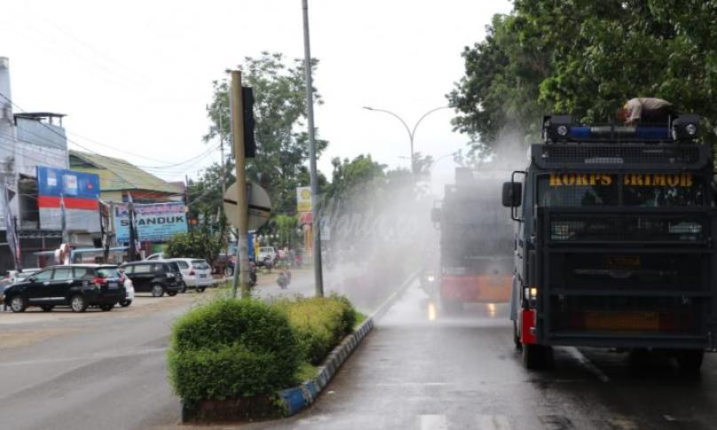 Penyemprotan desinfektan menggunakan mobil Ateleri Water Canon (AWC),