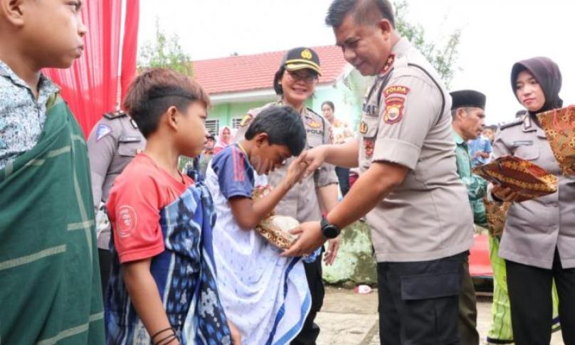 Polri berbagi, Kapolda Bengkulu Irjen Pol Drs. Supratman, MH hadiri bhakti sosial di Kabupaten Rejang Lebong.