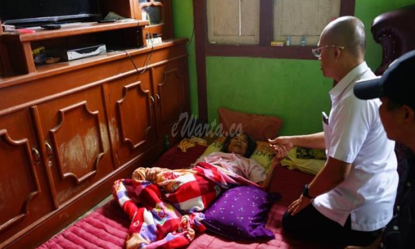 Bupati Bengkulu Selatan, Gusnan Mulyadi saat membesuk warga sakit di Kecamatan Kedurang Ilir, Kamis (05/2/20).