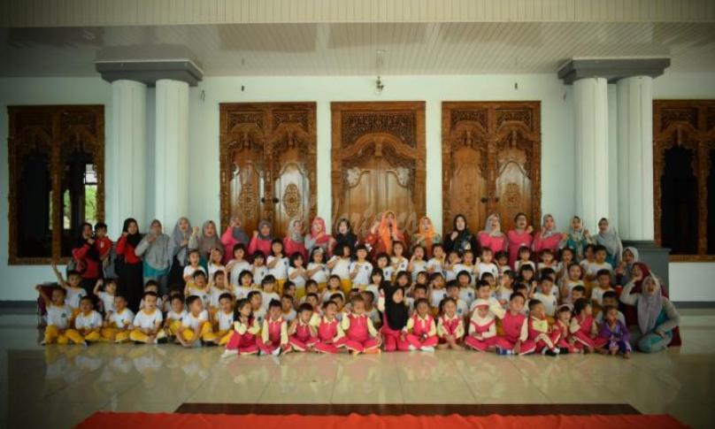 Bunda Paud berswafoto bersama anak-anak usia dini.