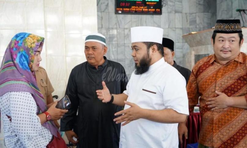 Walikota Bengkulu Helmi Hasan beserta Kepala Badan Amil Zakat Nasional (Baznas) Kota Bengkulu Habib Abdulrahman Alkaf menjadi saksi bagi Thomas yang mengikrarkan diri menjadi mualaf d