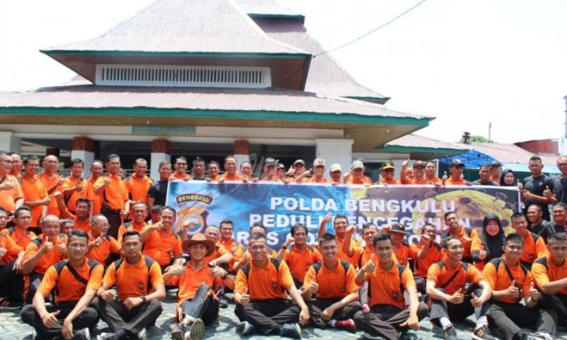 Bhakti sosial Polda Bengkulu gelar bersih-bersih dan penyemprotan cairan desinfektan di sejumlah rumah ibadah, Masjid dan Gereja.