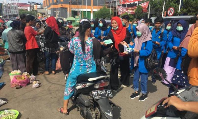Pembagian masker gratis oleh JPKP dan Mahasiswa Bengkulu.