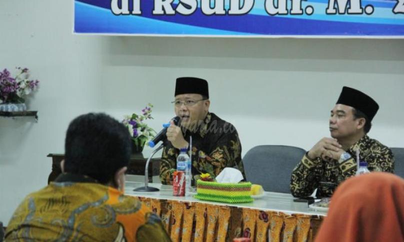 Gubernur Bengkulu Rohidin Mersyah turun langsung memberikan dukungan moral dan motivasi kepada para tenaga medis yang menjadi garda terdepan