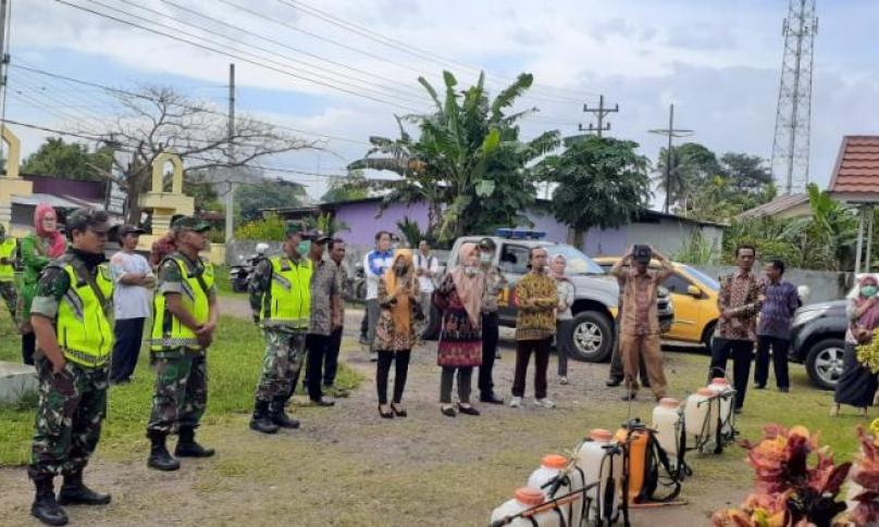 Petugas gabungan sedang persiapan lakukan penyemprotan desinfektan.