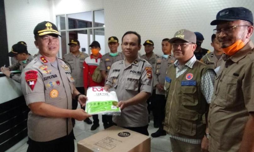 Kapolda pada saat menyerahkan bantuan Alat Pelindung Diri (APD) untuk para tenaga medis yang sedang menangani kasus pandemi Covid-19.