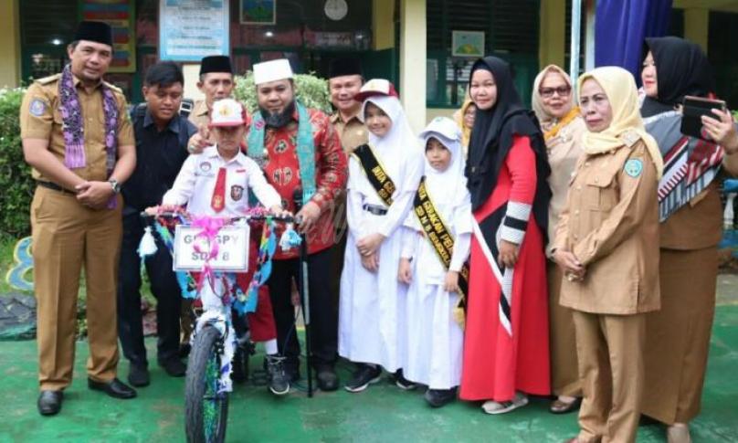 Serahkan bantuan sepeda, Siswa dan Walimurid, Guru berswafoto bersama Walikota Helmi Hasan.